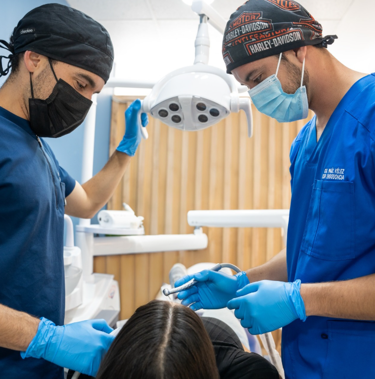Trabajo del equipo durante la atención odontológica