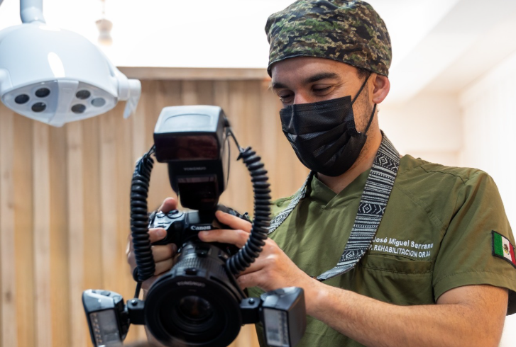 Profesional con equipo de fotografía en el consultorio