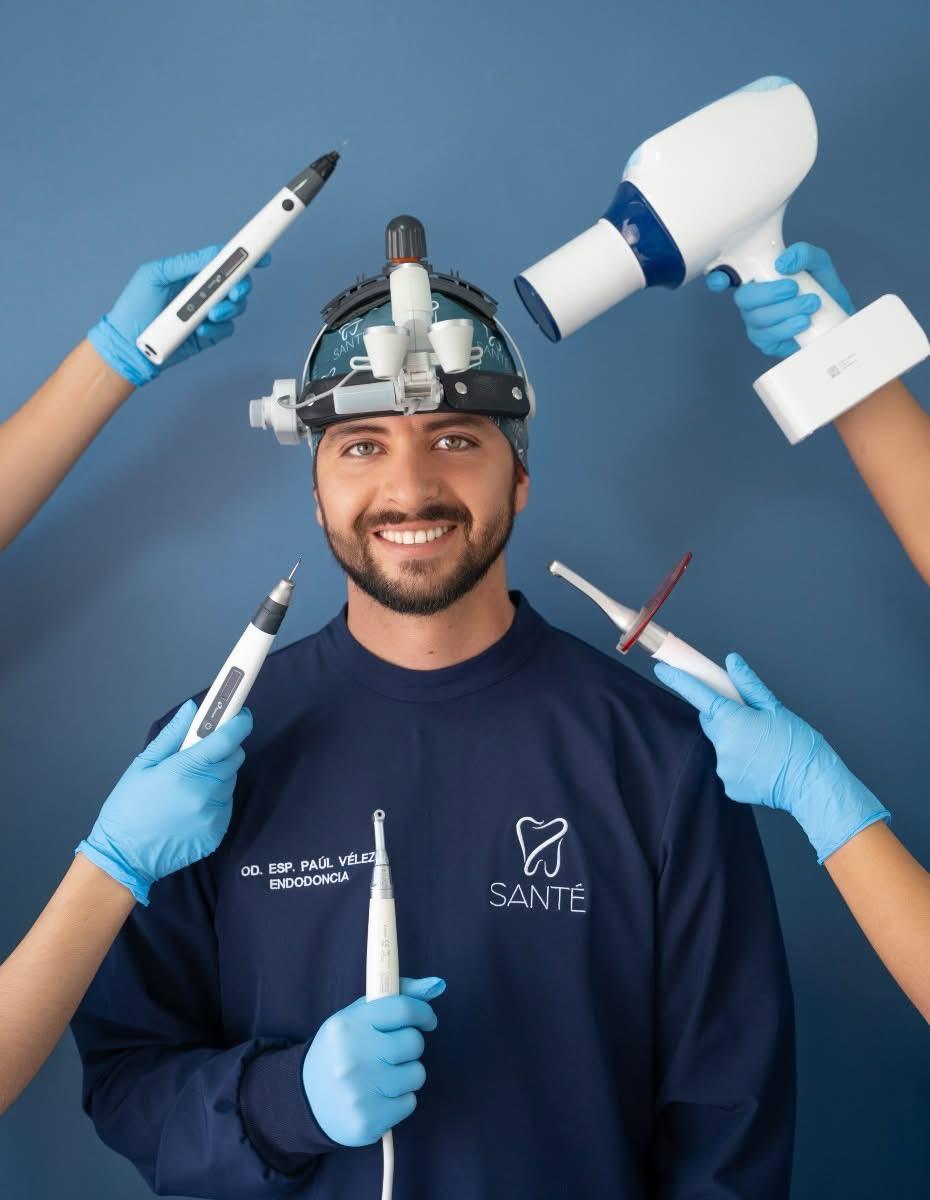 Dr. Paul Vélez con uniforme de SANTÉ y lupas de endodoncia